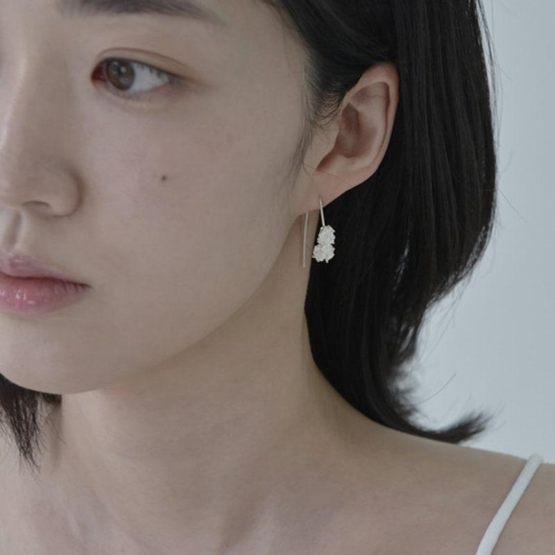 Mouvebament White Mini Drop Earring_Silver925