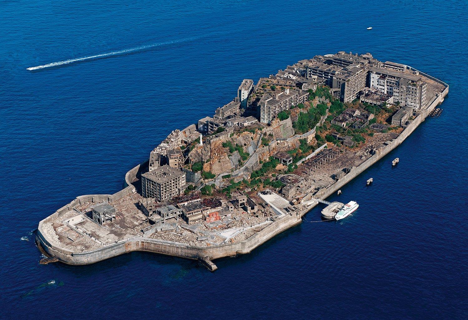 

300 Piece Jigsaw Puzzle Puzzle Master Gunkanjima Nagasaki Aim! - (26x38cm)