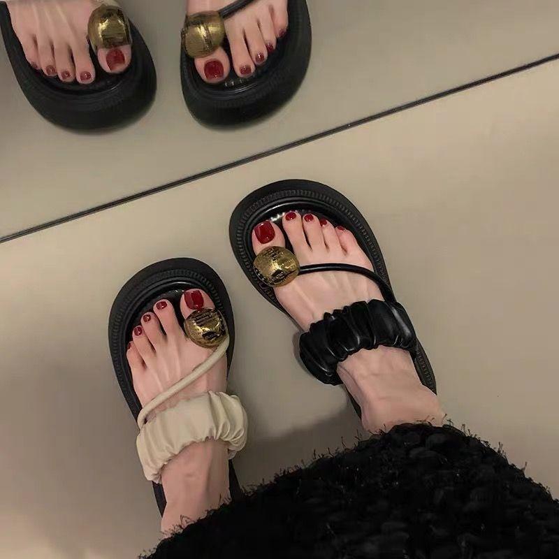 Slippers women's summer outer wear 2025 new thick-soled high-end feeling seaside beach beautiful French with skirt sandals