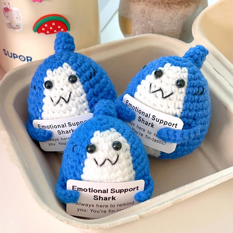 New Positive Energy Shark Dolls With Card Home Room Ornaments Handmade Knitted Plush Toys Christmas Gifts Home Decoration Crafts