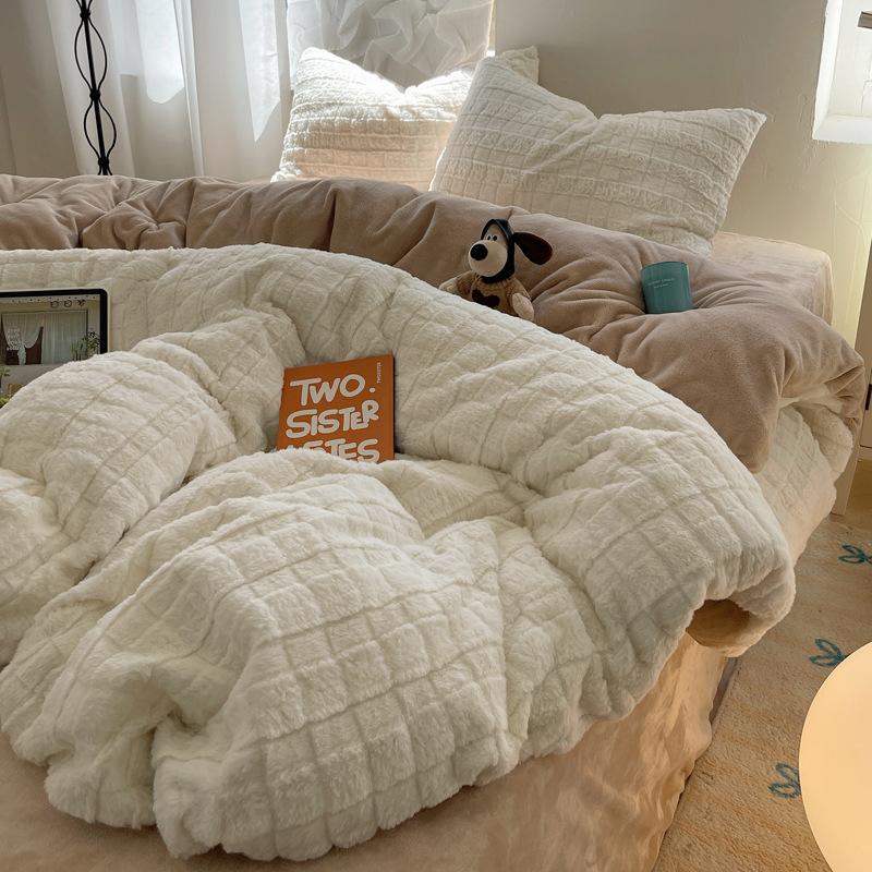 Rabbit Fleece Four-Piece Set, Thickened Milk Fleece Bed Sheet, Coral Fleece Quilt Cover, Three-Piece Flannel Bed Hat On The Bed