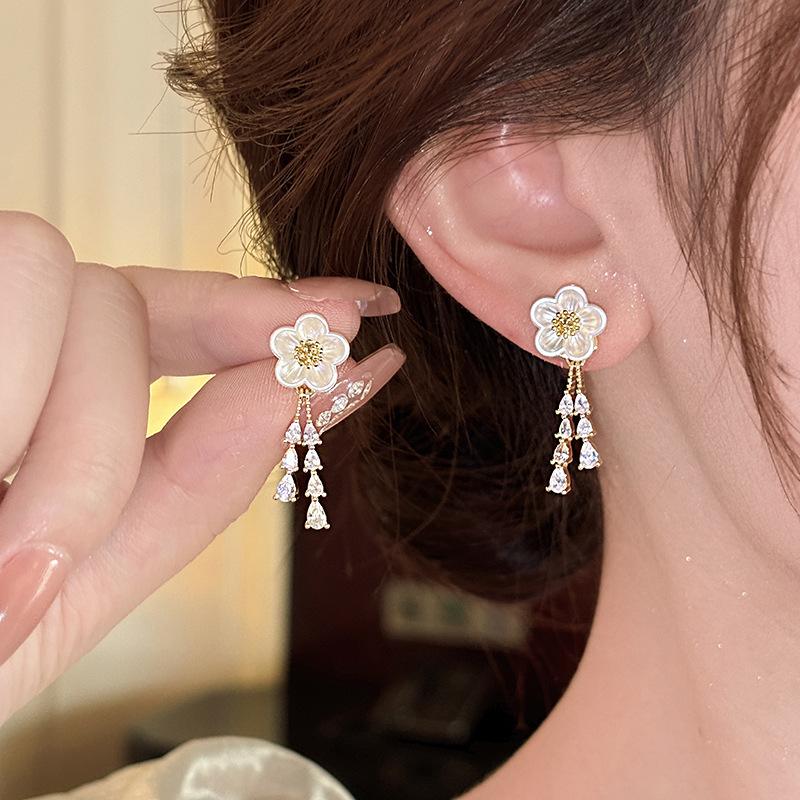 

Diamond water drop flower fringed earrings light luxury versatile niche earrings fashion temperament high sense earrings women