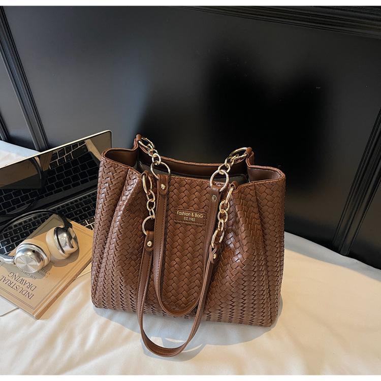 

Вязаная сумка-тоут большой вместимости женская 2025 новая осенне-зимняя ретро универсальная сумочка повседневная для поездок на работу на плечо темно-коричневого