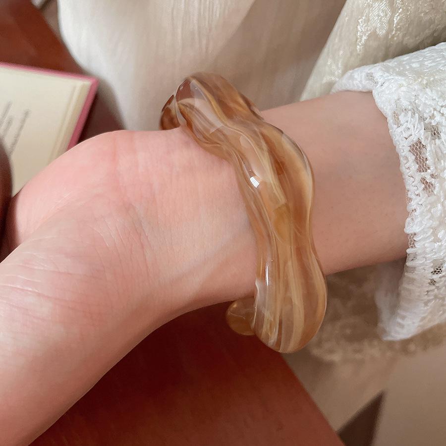 European & American Cross-border Halo Resin Wood Bracelet: Exaggerated, Luxurious High-end Round Bangle for Women.