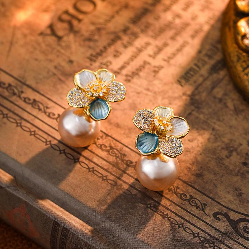 Kolczyki sztyfty w temperamencie lekkiego luksusu, kolczyki z kwiatami i perłami, francuski wysokiej klasy niszowy design, unikalne kolczyki