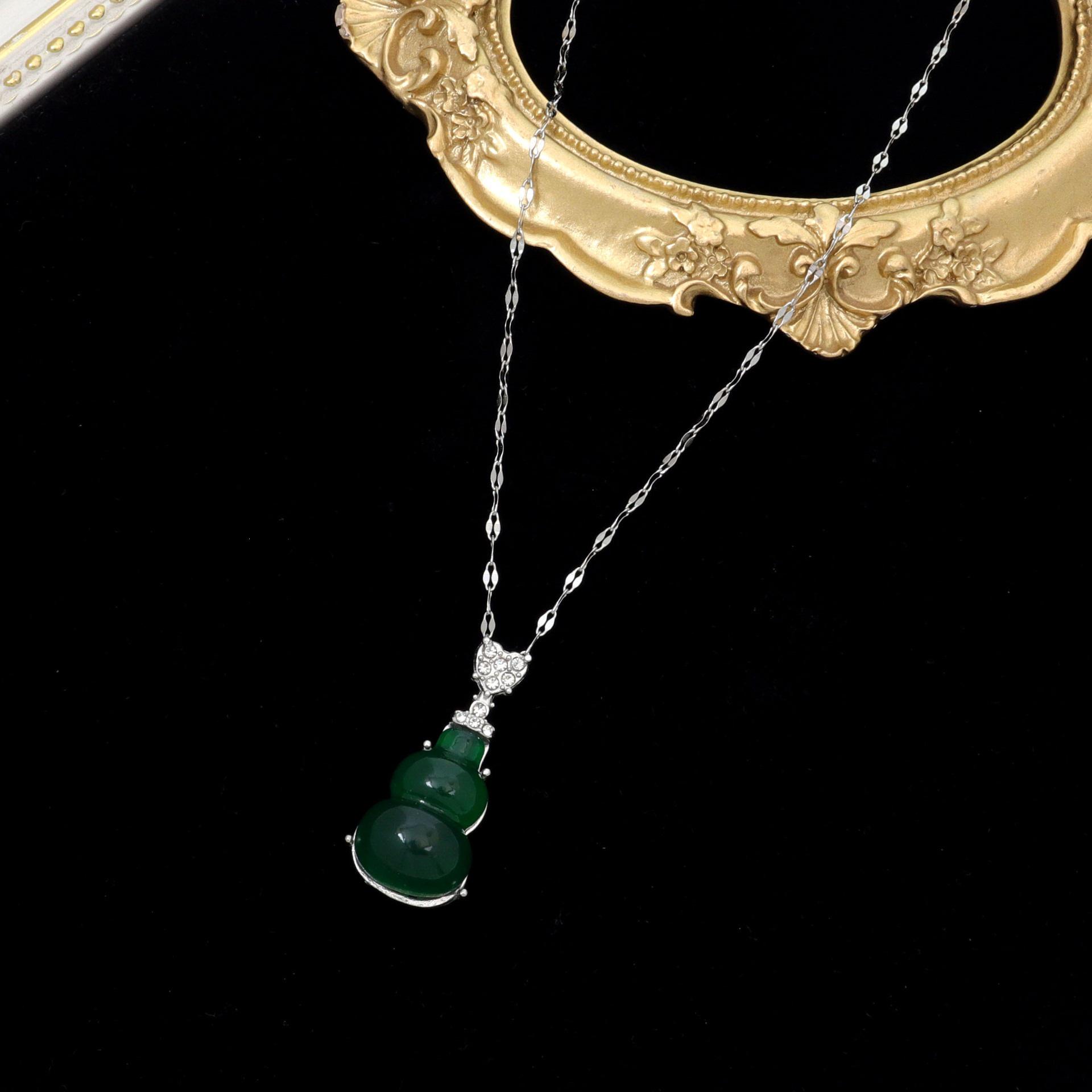 Elegant Green Chalcedony Gourd Pendant Necklace – Chinese Style Clavicle Chain