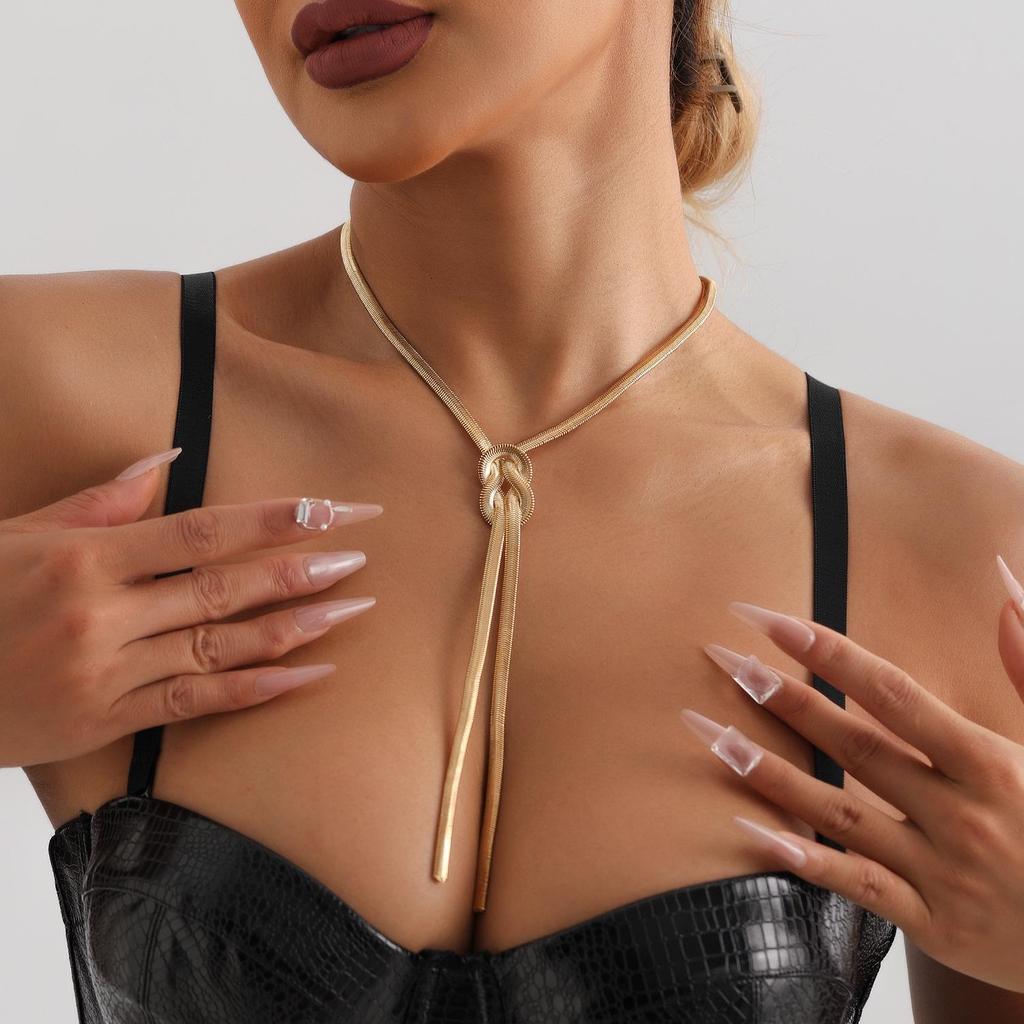 Stylish Textured Metal Knotted Snake Chain Necklace