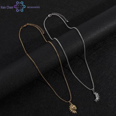 Collana Asimmetrica Sole e Luna in Acciaio Titanio - Gioiello Versatile di Alta Gamma Unisex