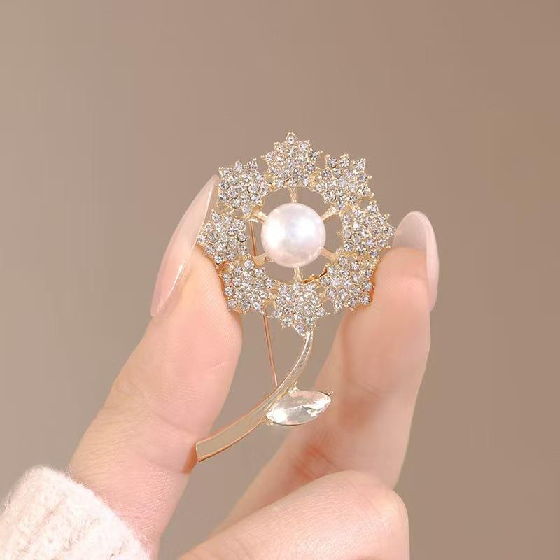 1pc Exquisite Style Gold Imitation Pearl Diamond Flower Shaped Brooch Lights Up Exquisite And Elegant Clothing Fashion Styling