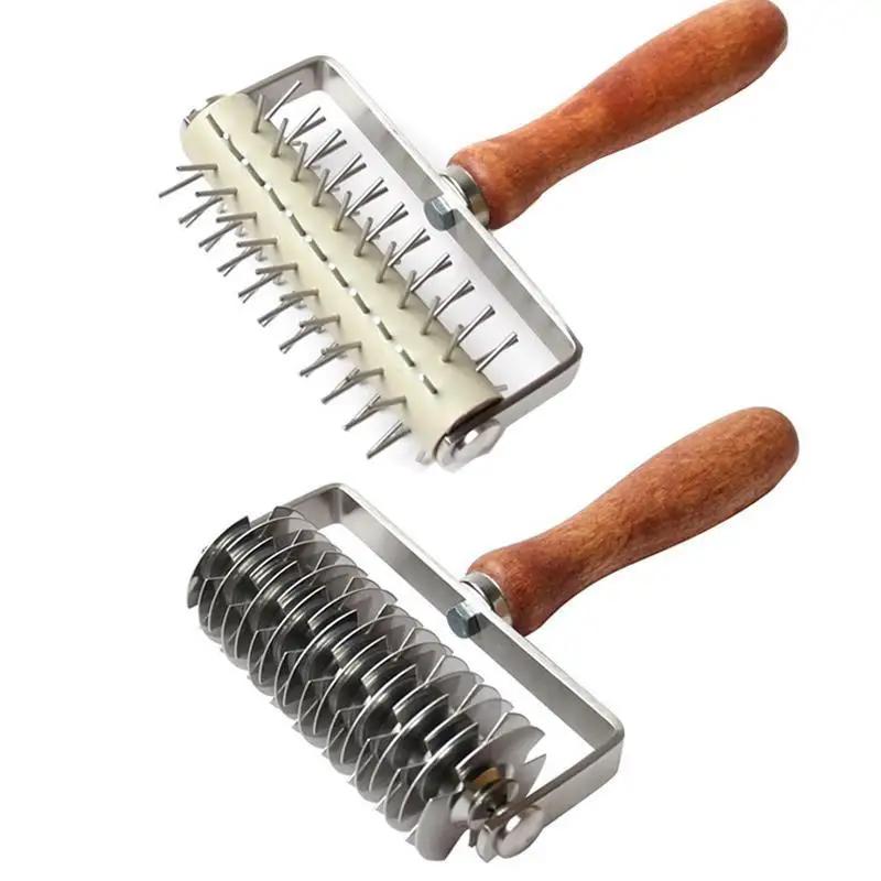 

Кухонна решітка з нержавіючої сталі. Ролик. Випічка. Хліб. Колесо для піци. Тісто для пирога. Форми для випікання своїми руками Інструменти для приготування їжі.