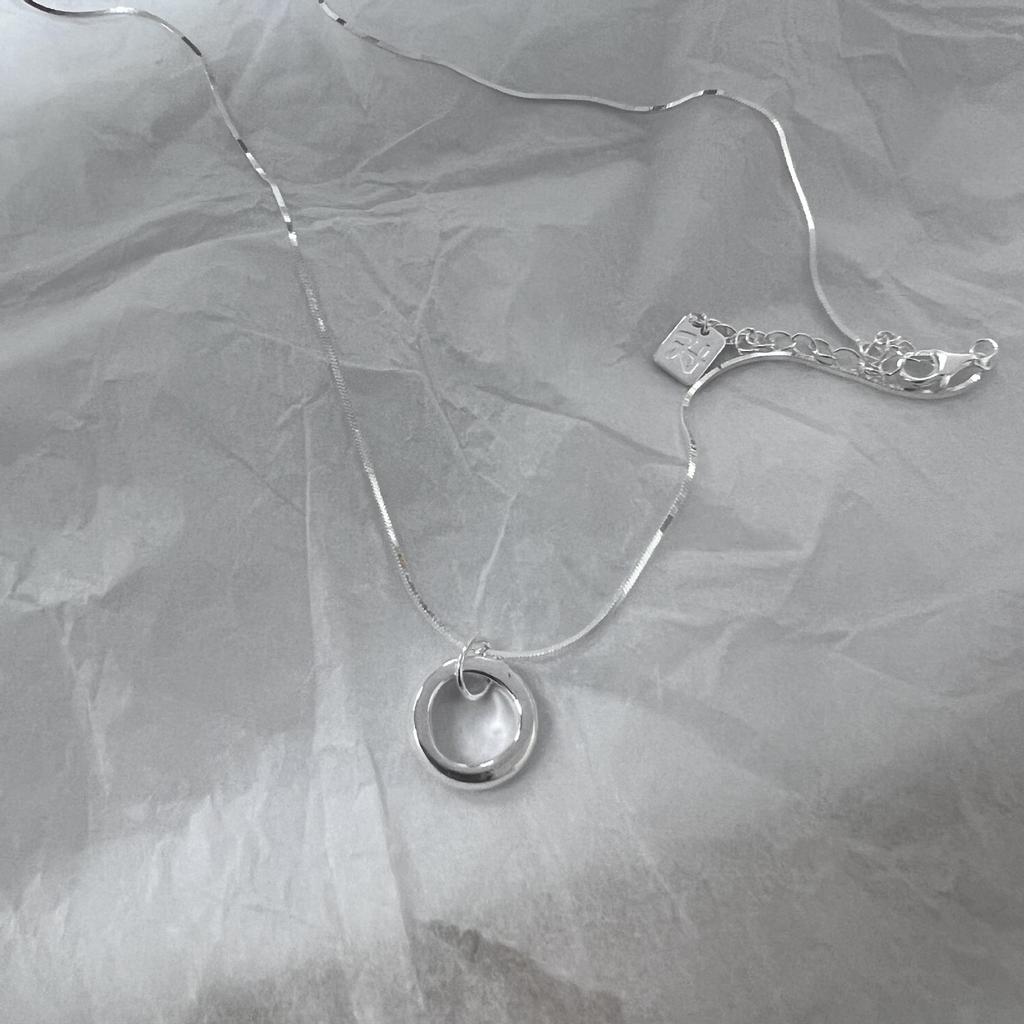 Su Chuang S925 Sterling Silver Circle Round Snake Bone Necklace for Women - High-End, Simple, Versatile Clavicle Chain Design.