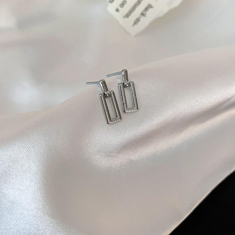 

ins cold wind silver earrings niche design sense commuter metal stud earrings high sense simple earrings women