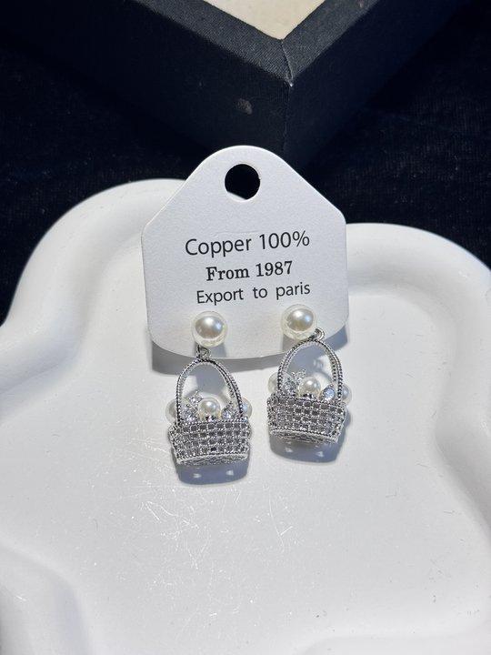 

New light luxury cute exquisite stud earrings zircon personalized earrings niche design earrings high-end light luxury ear jewelry
