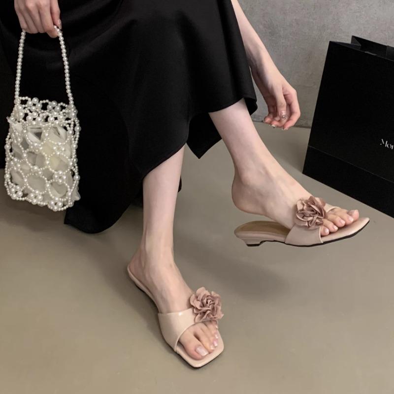 Ny stil av kilklackar Lågklackade skor Sandaler och Flip-flops