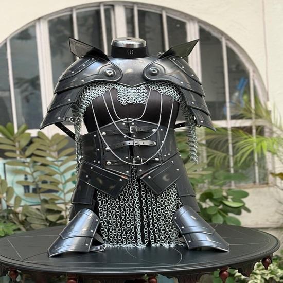 

Средневековый женский черный кирасный доспех Готический LARP Косплей Доспех с кольчугой Уникальный фэнтезийный подарок для нее