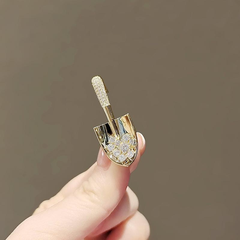 2024 Women's High-Grade Anti-Exposure Brooch: Stylish, Niche Design Clothes Pin.
