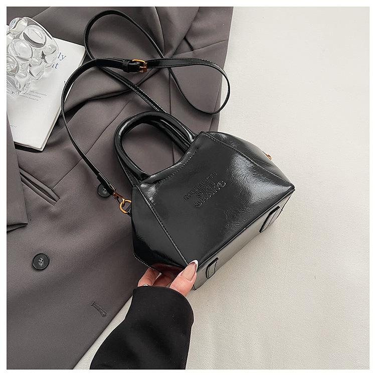 

2025 spring new portable tote bag large-capacity commuter women s bag high-end fashion versatile shoulder bag