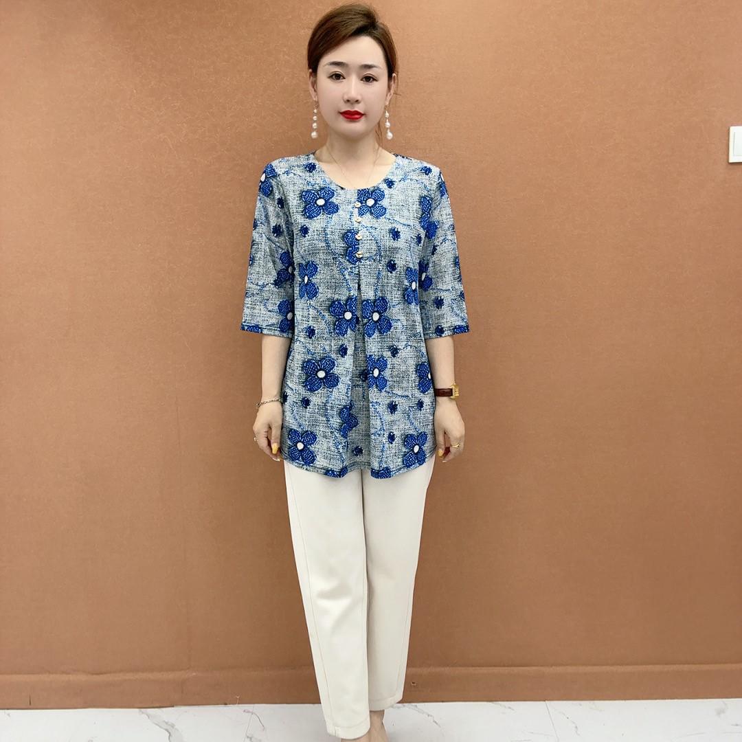 

Elegant Slimming Plus Size T-shirt/Blouse for Middle-Aged and Elderly Women - Spring and Summer Collection 2XL (Recommended for 105-120 jin) квітковий/синій