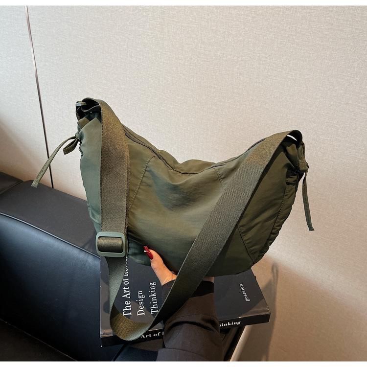 Trendy versatile lightweight handbag, simple casual messenger bag, fashionable and lightweight large-capacity nylon bag, women's bag