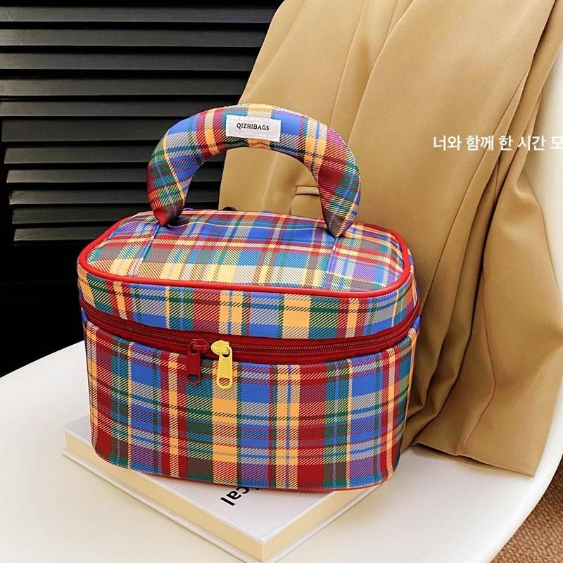 Classic Plaid Wash Bag With Spacious Interior And Dividers For Makeup And Toiletries