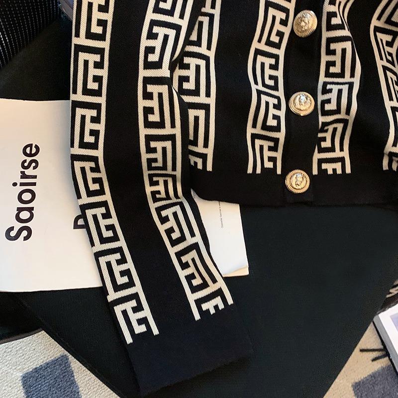 Contrasting color jacquard gold buckle knitted cardigan women's autumn new celebrity sweater jacket