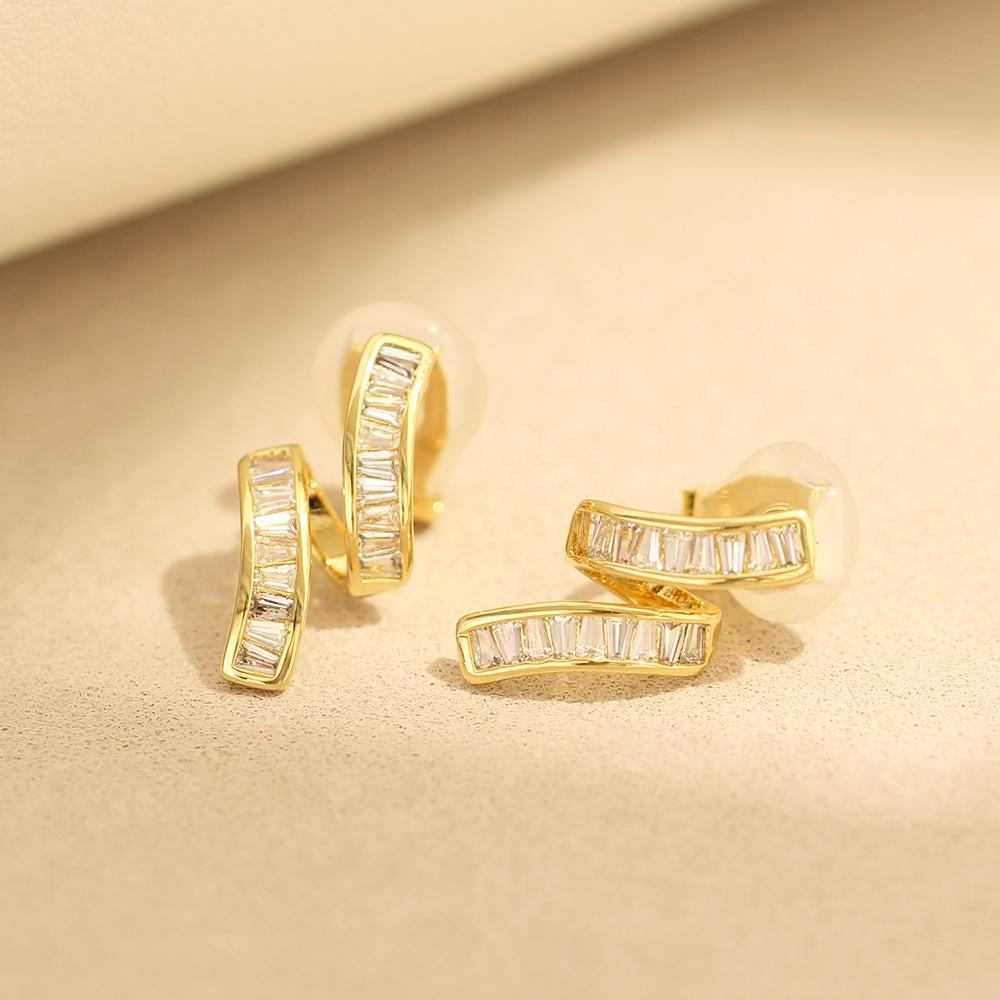 Koreańska wersja super błyszczących modnych kolczyków bez dziurki 2025 nowy modny super błyszczący cyrkon wyszczuplający twarz klipsy do uszu temperamentowe damskie mod