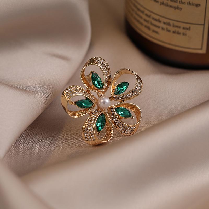 Exquisite High-End Schmetterlingsbrosche für Damenmode - Elegante Corsagen-Nadel & Kleidungsaccessoire