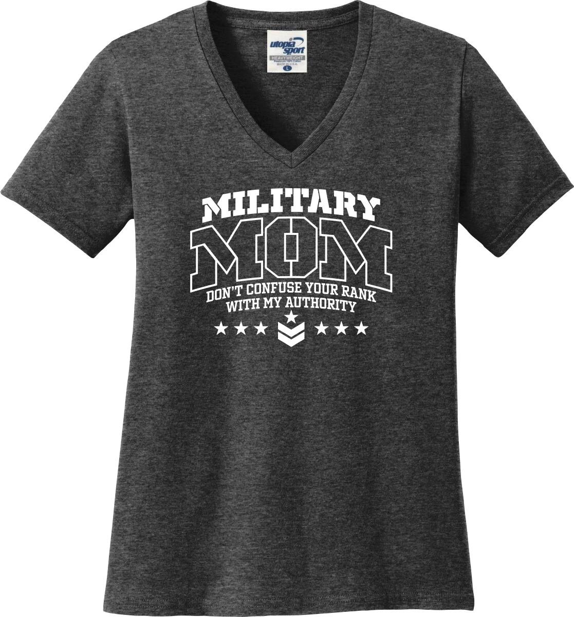 

Военная Мама Не Путайте Свое Звание с Моей Властью Леди Футболка (S-3X) 3XL