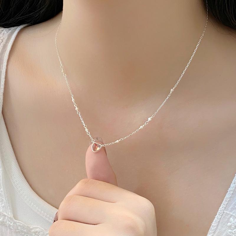 Un Collier d'Amour de Niche pour Femmes avec un Sens Haut de Gamme de Fraîcheur, de Douceur, de Tendresse et de Style Insp Chaîne Clavicule