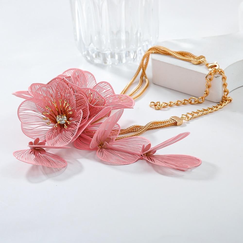Luxury Cutout Flower Neck Pendant Zinc Zinc Alloy Floral Tassel Necklace Exaggerated Flower Necklace Banquet