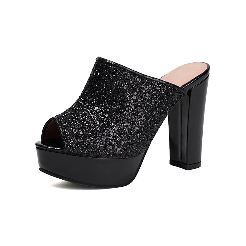 Glitzernde Hausschuhe in Übergröße mit extra hohem Absatz und dickem Plateau, funkelnd und elegant
