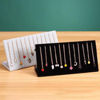 1 ks, Stojan na náhrdelníky ve tvaru L, Stojan na náhrdelníky ve tvaru L z černého plyše