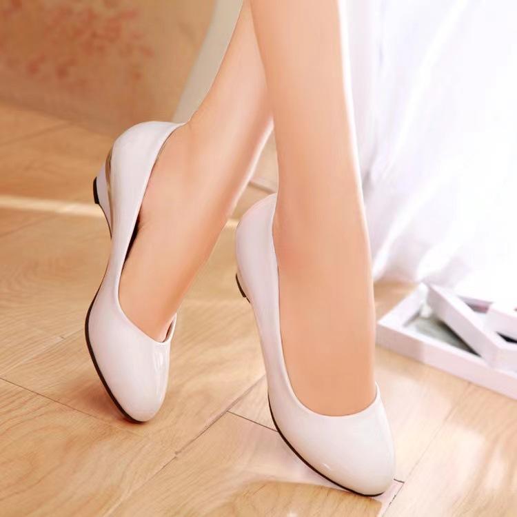 

Весна и Осень новая обувь на танкетке женская на низком каблуке из лакированной кожи круглый год 39 белый