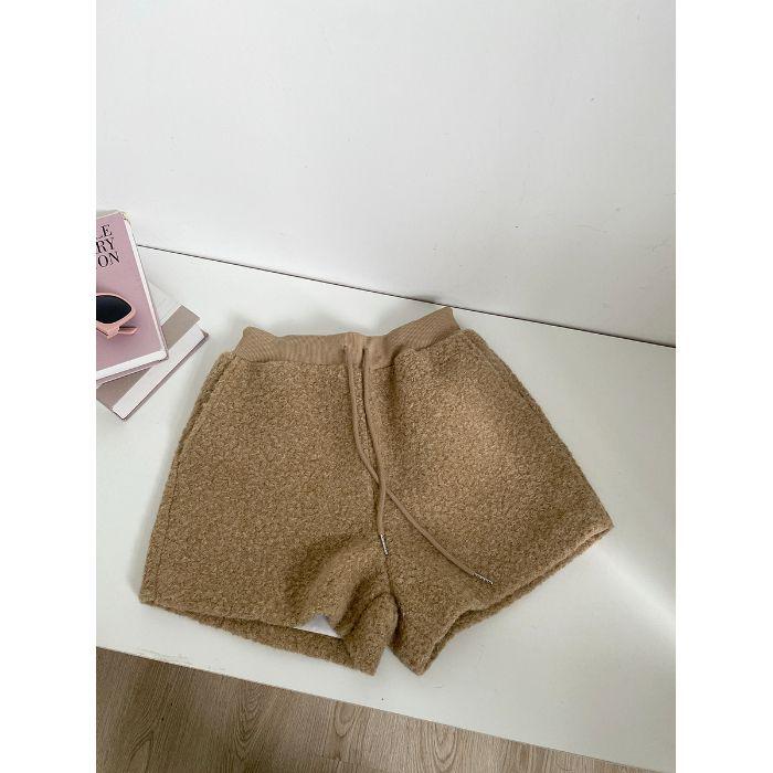 2025 Autumn/Winter Korean Style Women s Lambswool High-Waist Elastic Wide-Leg Slimming Shorts. Extra Large
