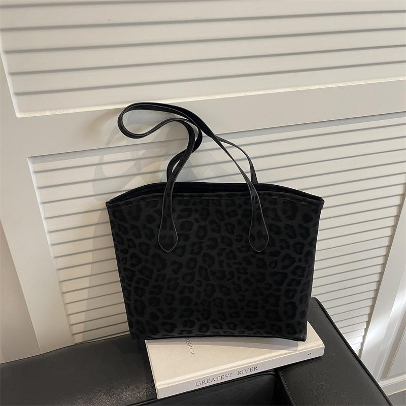 Fashion versatile leopard print tote bag women's new work commuter armpit bag large capacity shoulder bag bag
