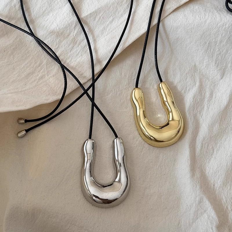 Chic U-Shaped Black Sweater Necklace - Versatile Korean Fashion Women's Accessory