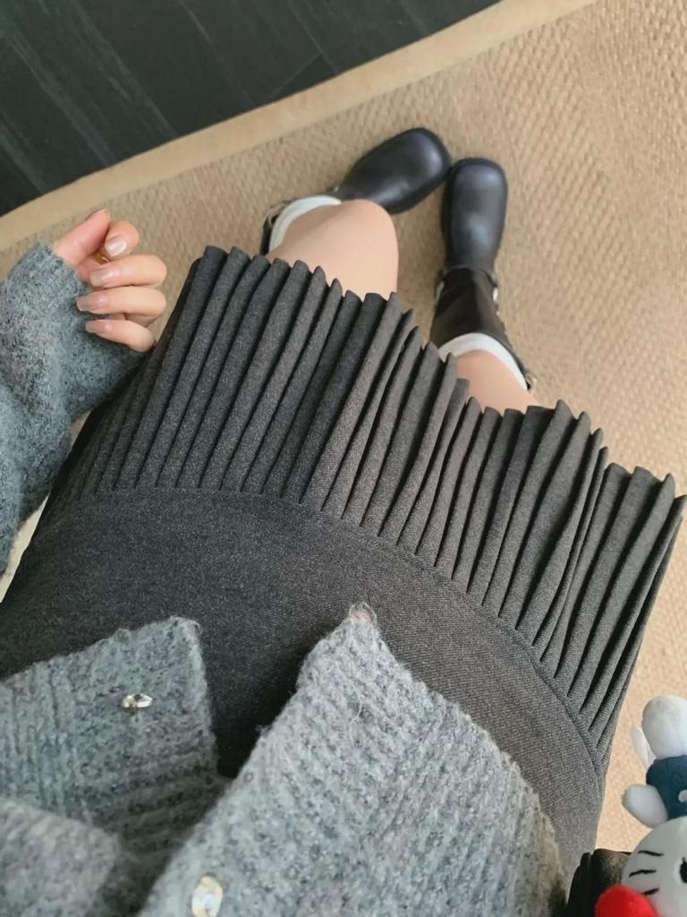 High-Waist A-Line Knitted Skirt for Women - Fashionable, Slimming, Anti-Exposure Wool Pleats for Spring & Autumn