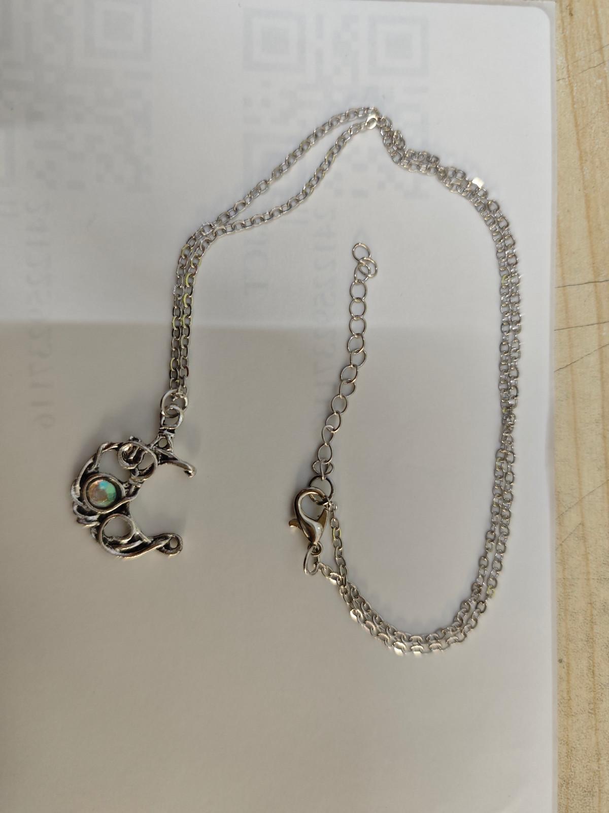 

Ретро Богемское Ожерелье с Лунным Камнем и Ажурным Подвесом в Виде Луны One Size синий