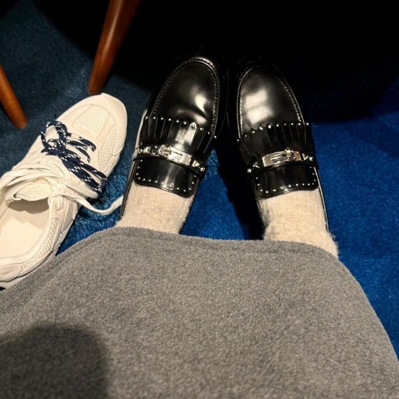 Schafsleder-Version~ Retro-Metallschließe niedriger Absatz College-Stil Frau Ein-Pedal Fransen Nieten runde Zehenpartie kleine Lederschuhe