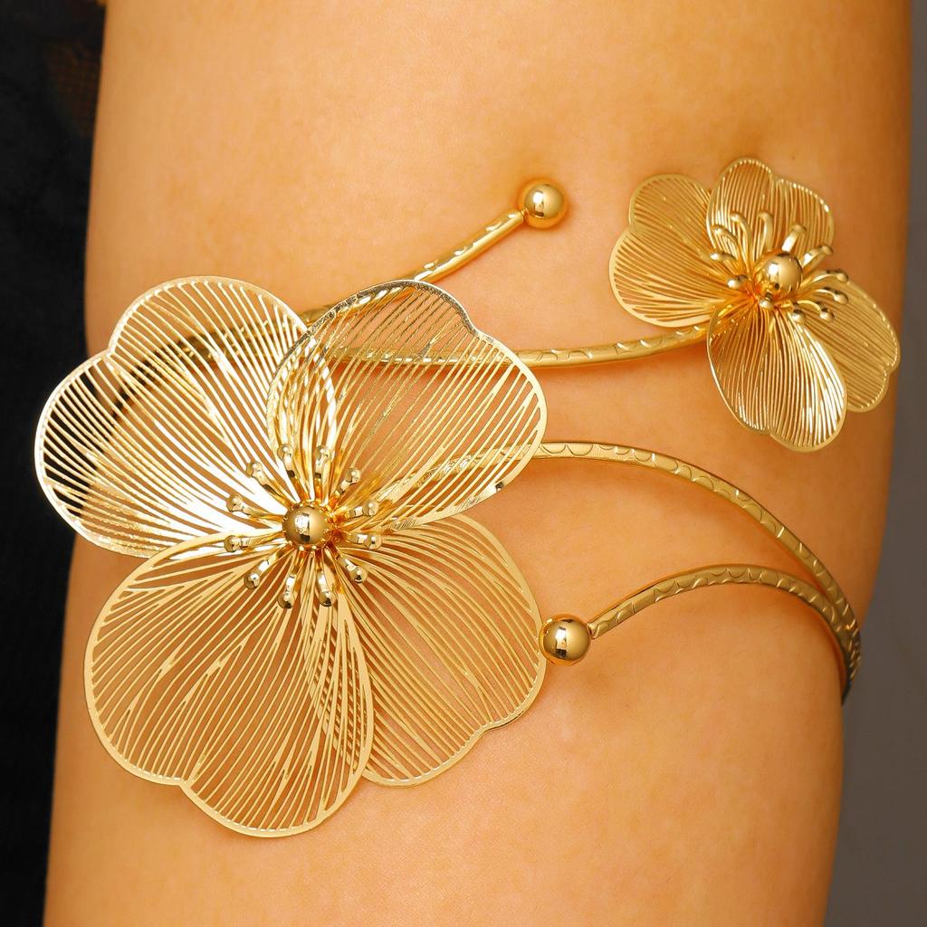 Exquisite Gold Flower Necklace & Dazzling Floral Stud Earrings - High-End Luxury Collection