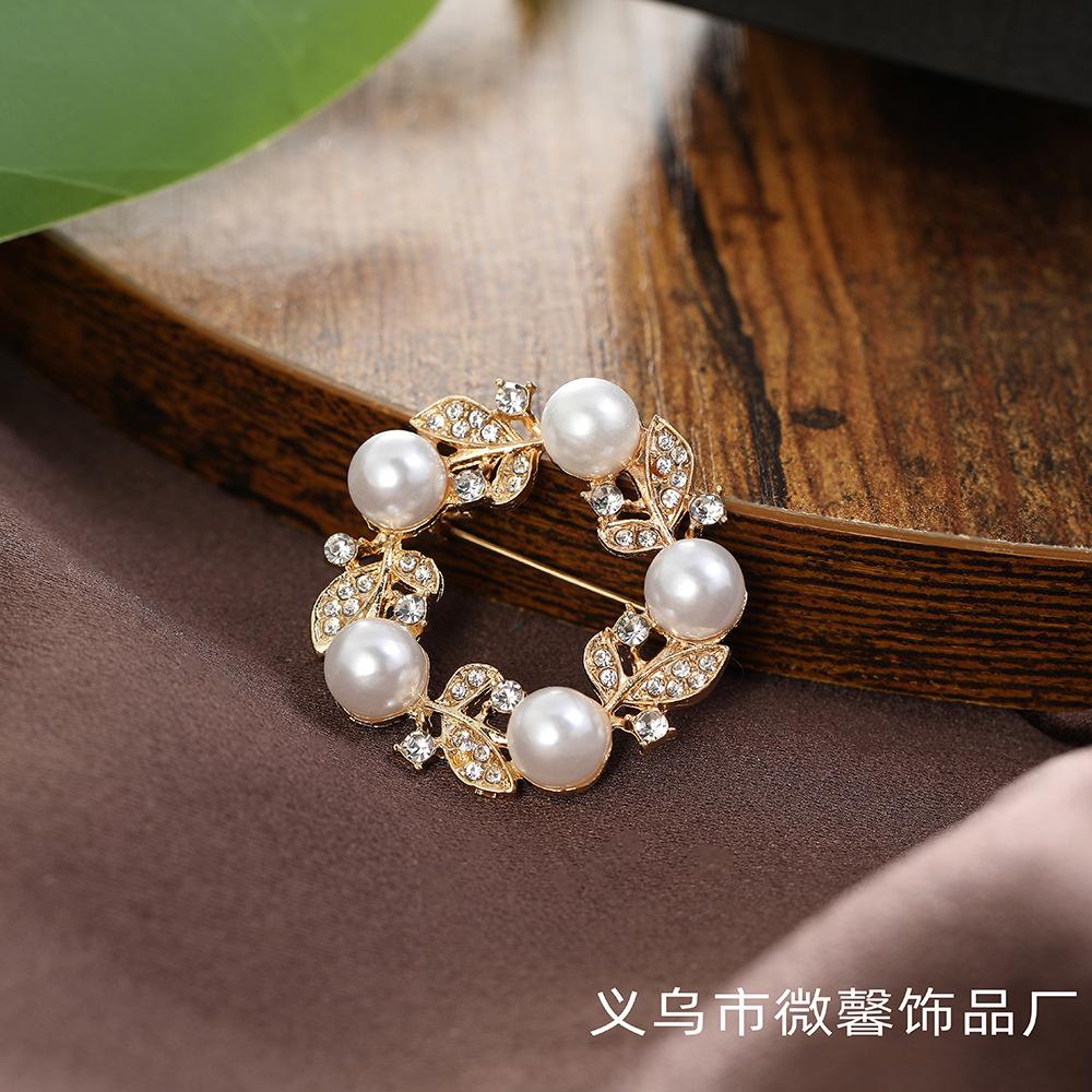 Minimalist Luxe Round Pearl Brooch with Rhinestones for Women
