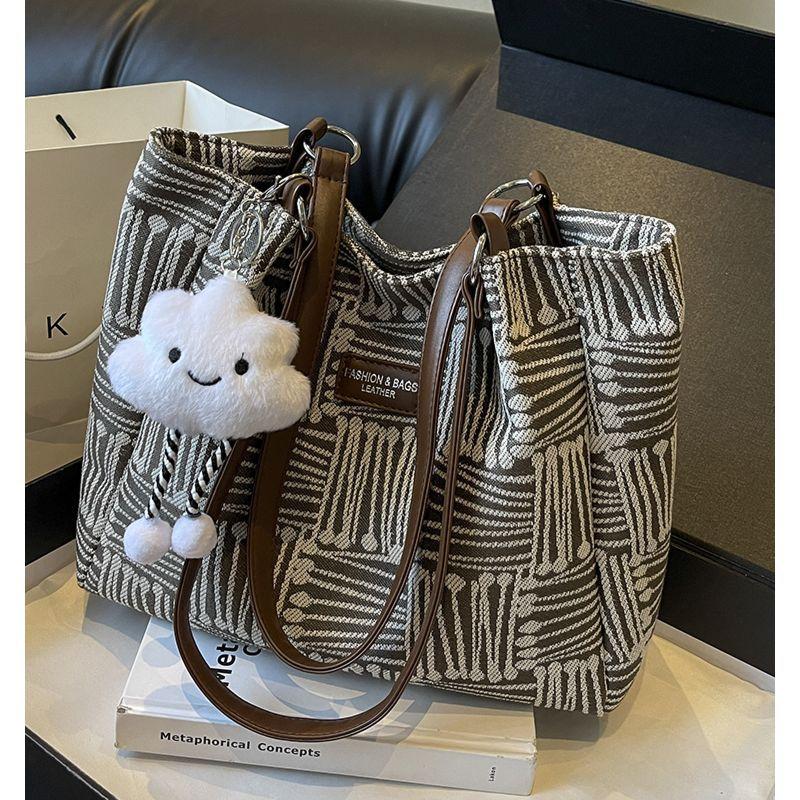 Fashion design sense large-capacity bag new women's shoulder bag niche versatile commuter to work tote bag