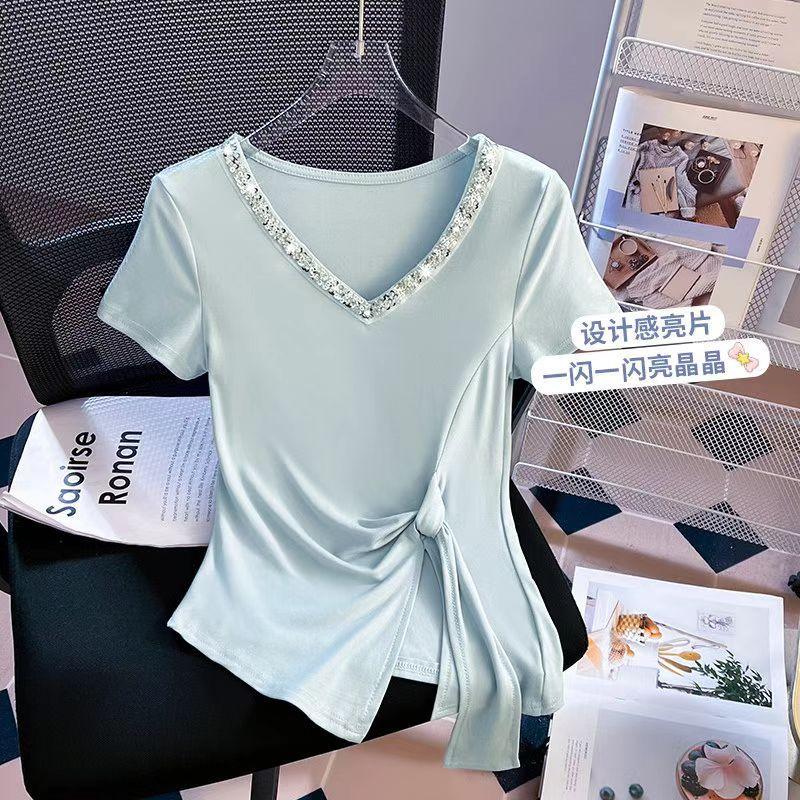 

Модная футболка с яркими бриллиантами, V-образным вырезом, разрезом, неровным низом на шнуровке, женский летний новый универсальный топ XL светло-синий