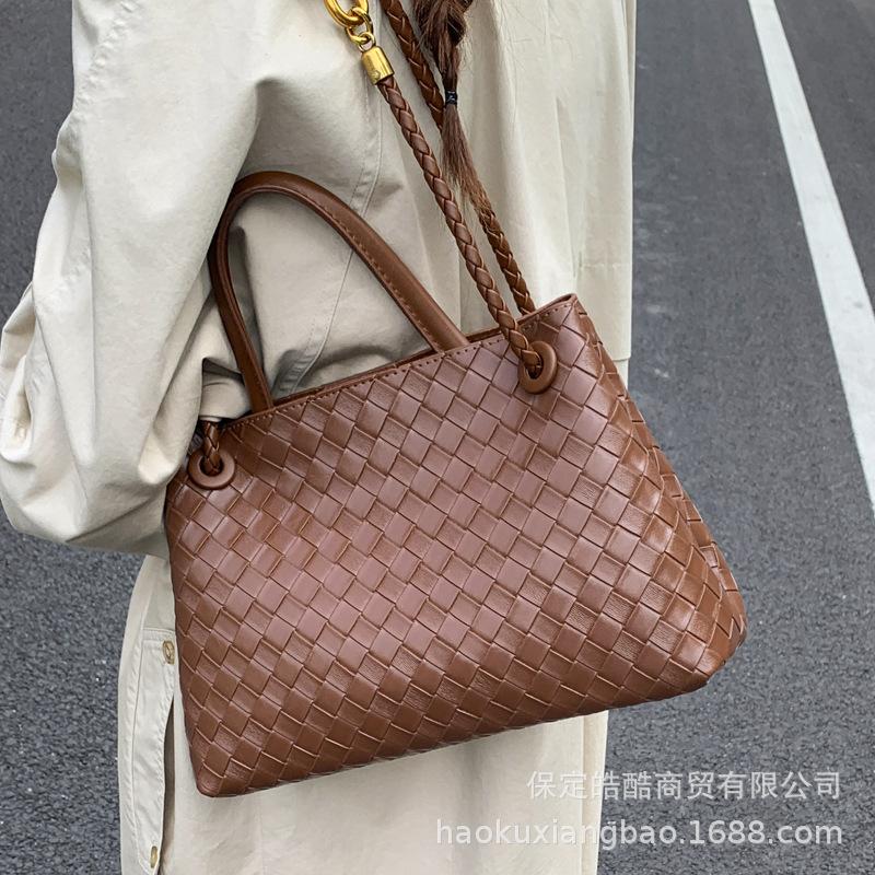 This Year, the Popular Super-hot Small Bag Women's 2025 New Autumn and Winter Versatile Messenger Bag Portable Commuter Bucket Bag