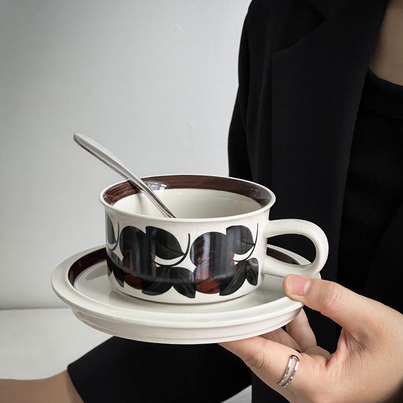 Ručně malovaný květinový keramický šálek retro niche kávový šálek s podšálkem set latte latte čajový šálek