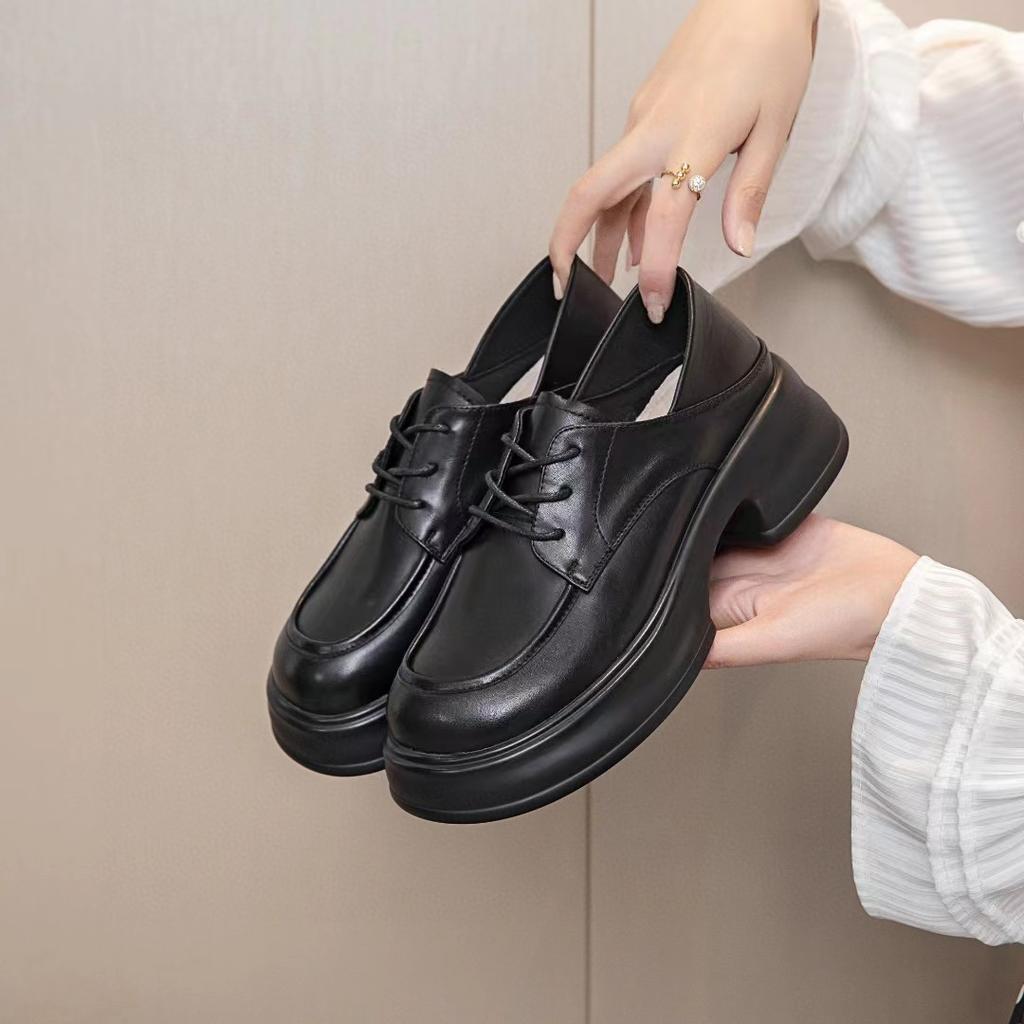 The first layer of cowhide women's new small leather shoes has a retro thick heel and two single shoes.