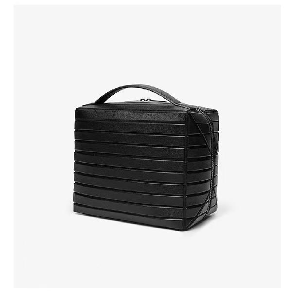 European-style minimalist popular practical large-capacity stylish storage bag for travel and commuting, striped three-dimensional makeup bag,
