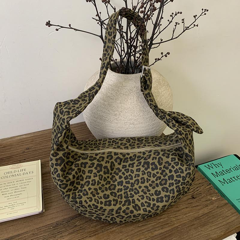 

Замшевая вместительная ретро-сумка-пельмень 2025 новая женская повседневная сумка для работы в корейском стиле, через плечо, на плечо, подмышку цветной печати леопарда