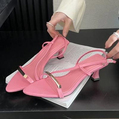 Sandali da Donna Estivi 2024 alla Moda a Punta con Dita Scoperte Decorazione in Metallo Cinturino con Fibbia alla Moda Tacco Basso Sottile Scarpe Casual di Marca per Donne