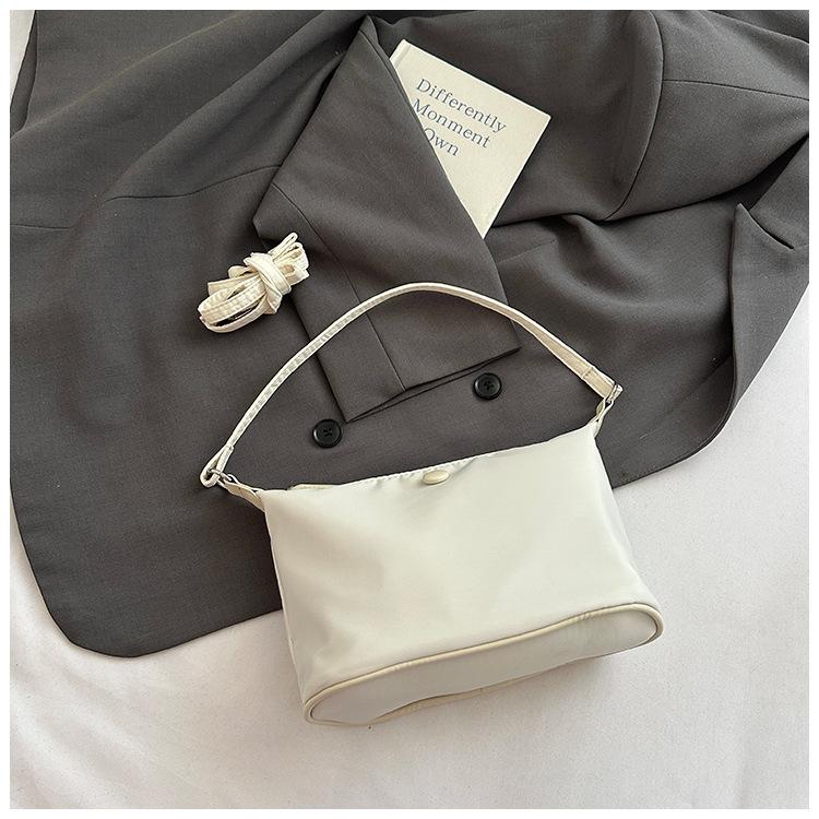 

2025 summer new nylon cloth lightweight niche shoulder messenger bag simple versatile underarm large capacity small square bag белый